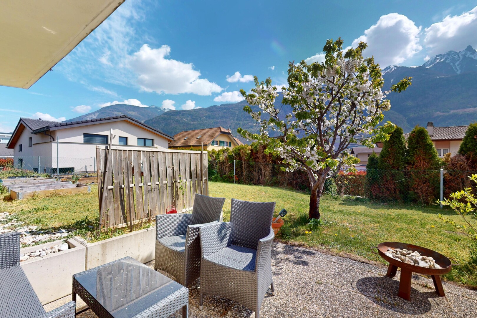 terrasse mit rasen, blick auf die berge, zaun, und terrasse