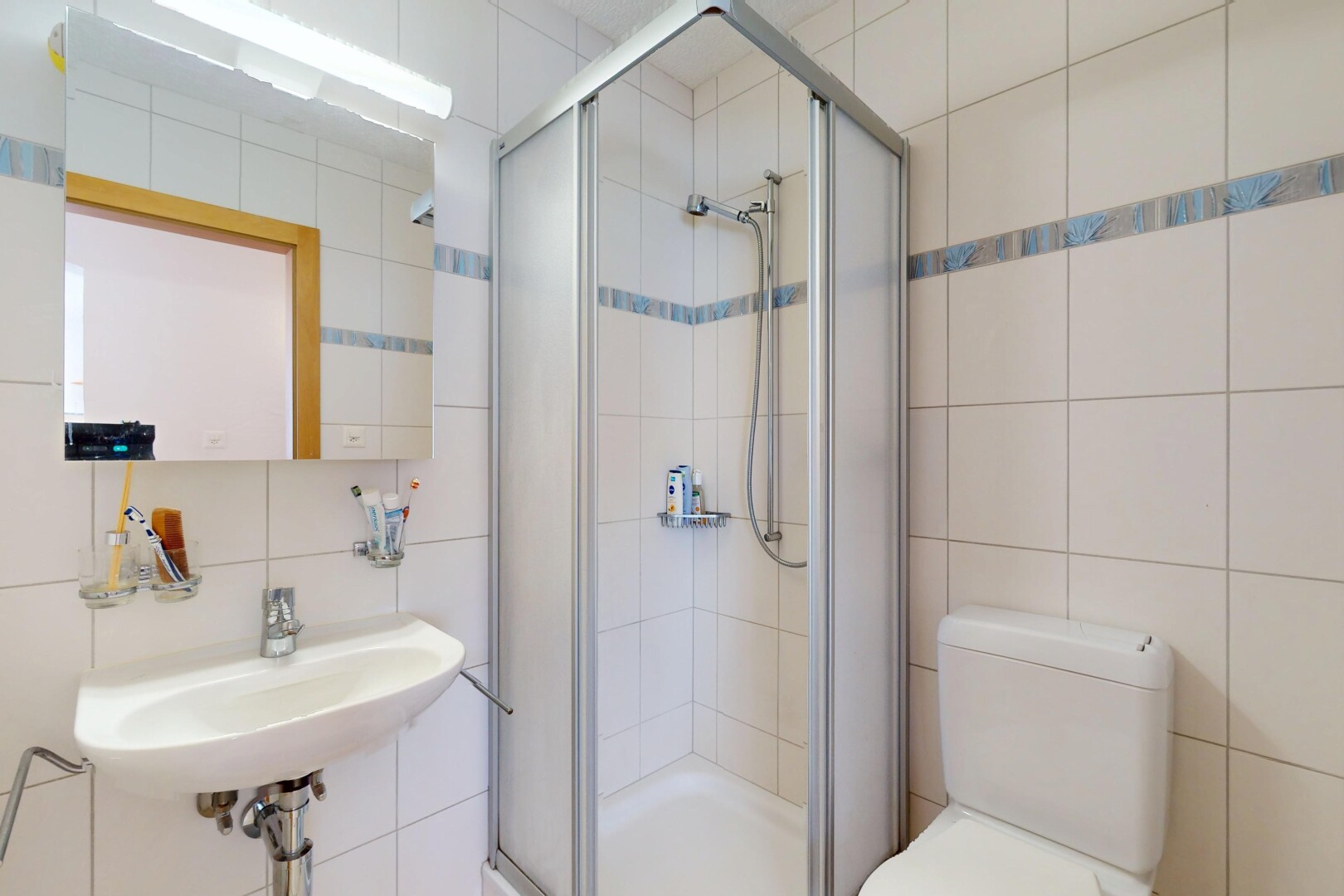 bad mit komplettes badezimmer, dusche, waschbecken, und fliesenwand