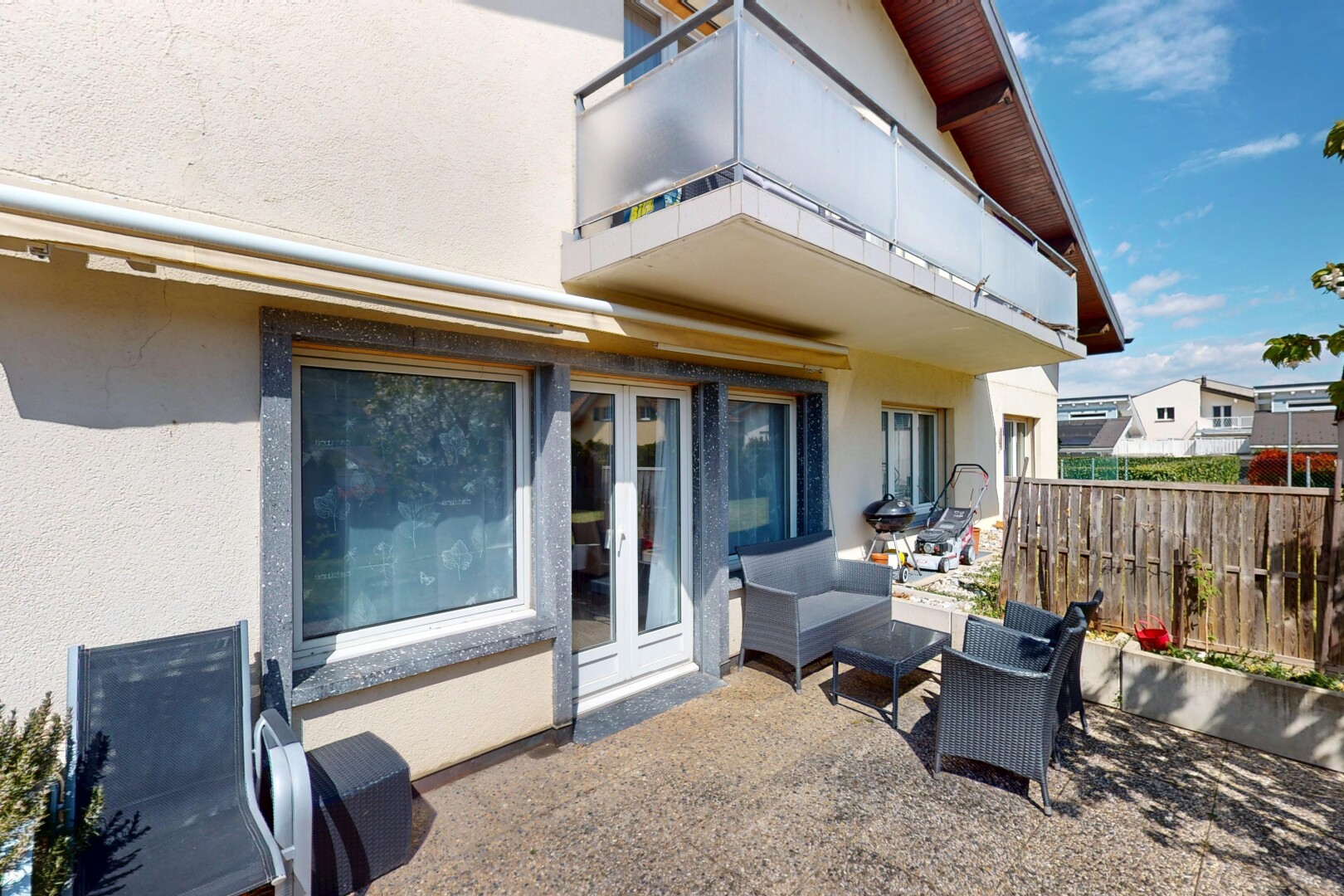 terrasse mit französische türen, terrasse, zaun, und wohnraum im freien