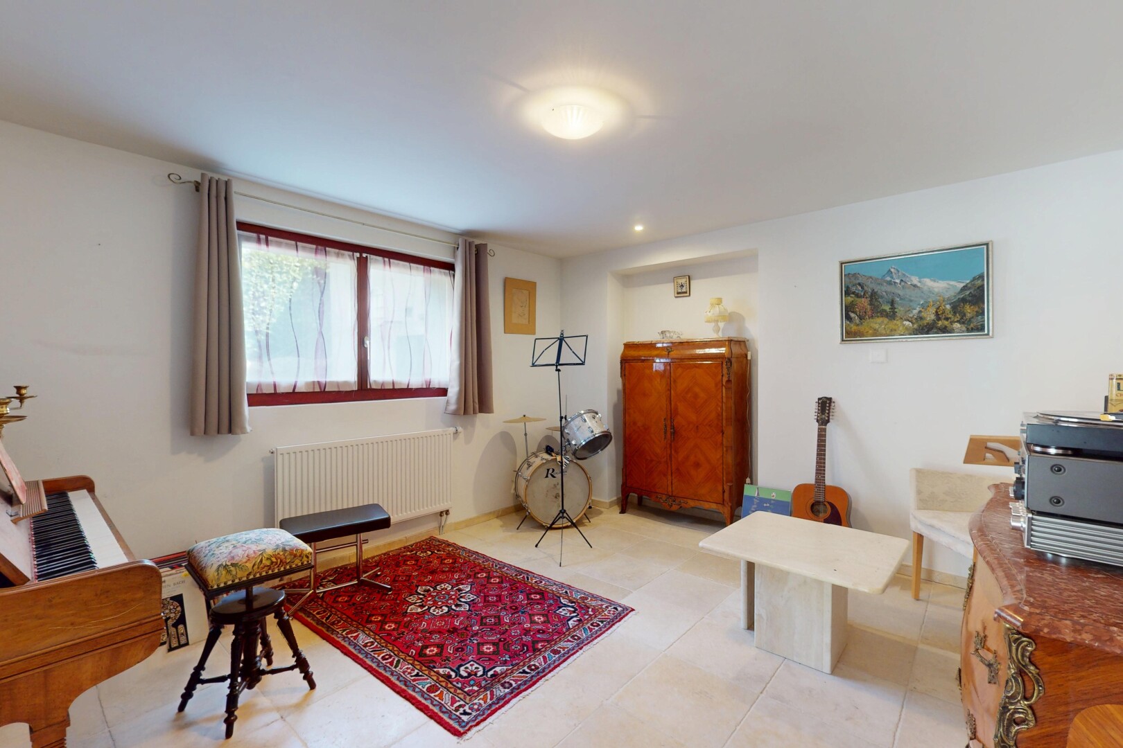 wohnzimmer mit gipskartonwand, fliesenboden, kühler, und natürliches licht