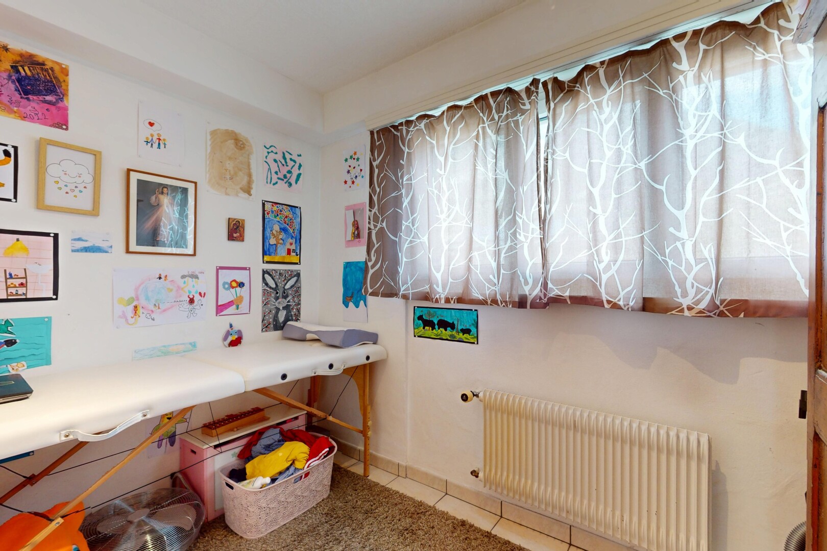 zimmer / schlafzimmer mit kühler, fliesenboden, und gipskartonwand