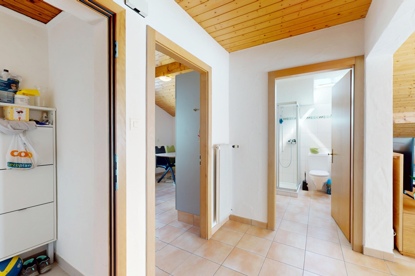 halle / korridor mit holzdecke, kühler, gipskartonwand, und fliesenboden