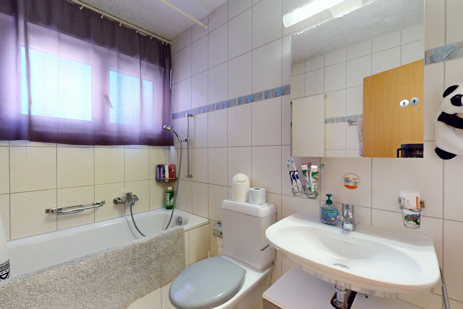 bad mit fliesenwand, waschbecken, natürliches licht, und bad