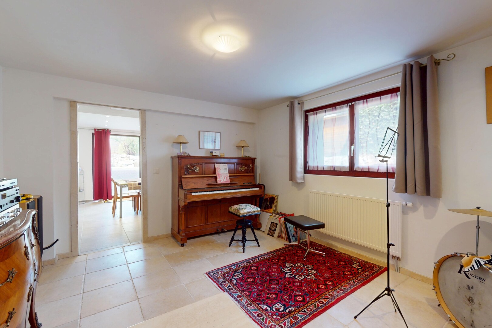 innenraum mit kühler, gipskartonwand, und natürliches licht