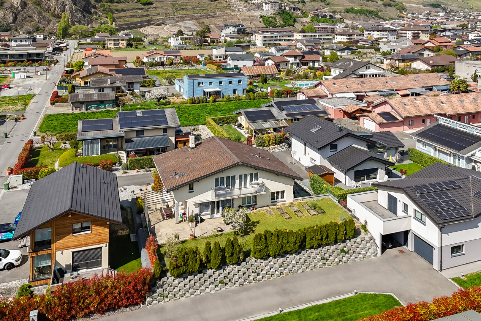 außenansicht mit wohngebietblick, auffahrt, und eingebaute garage