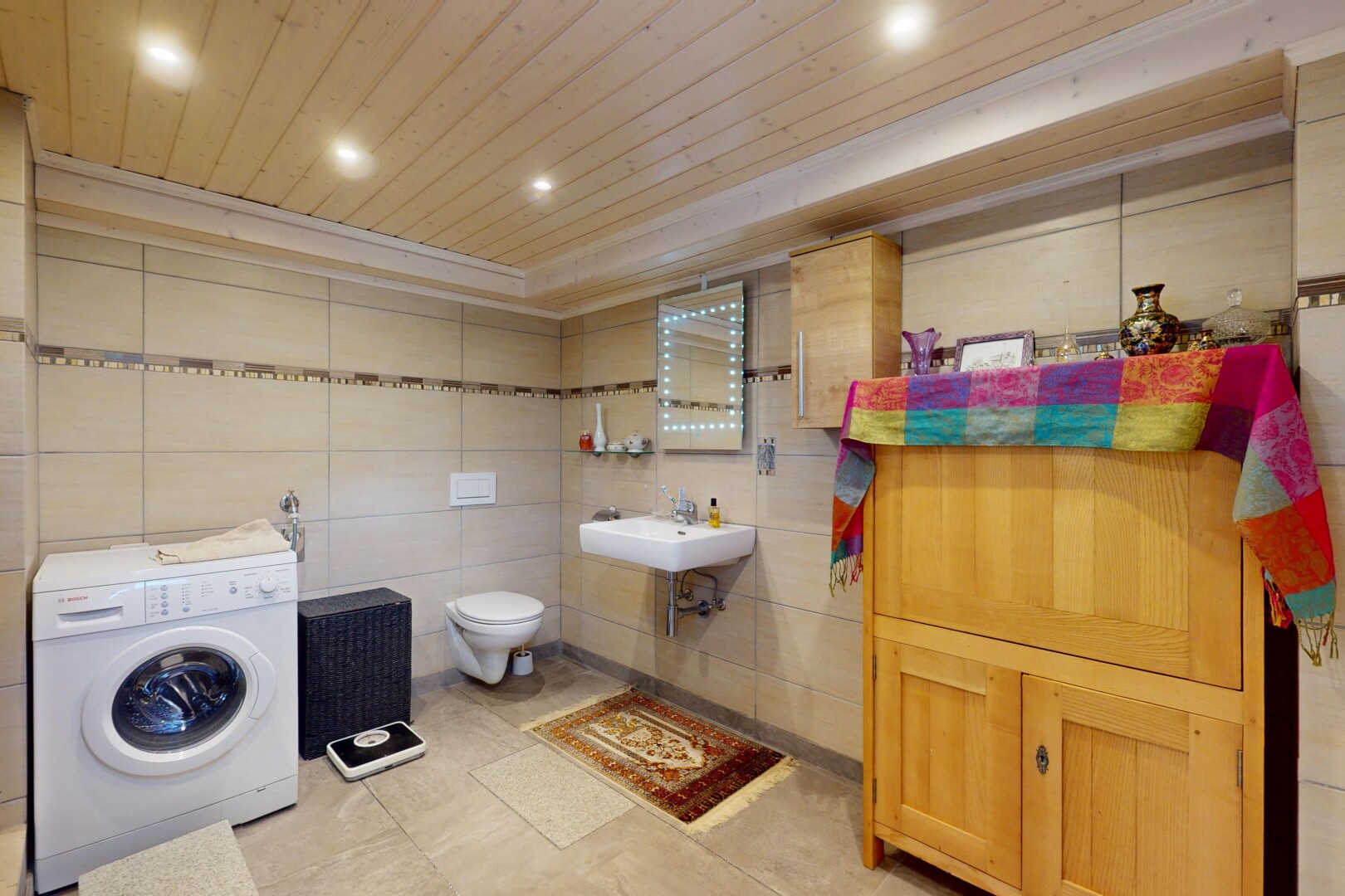 bad mit tumbler, toilette, holzdecke, fliesenwand, und waschbecken