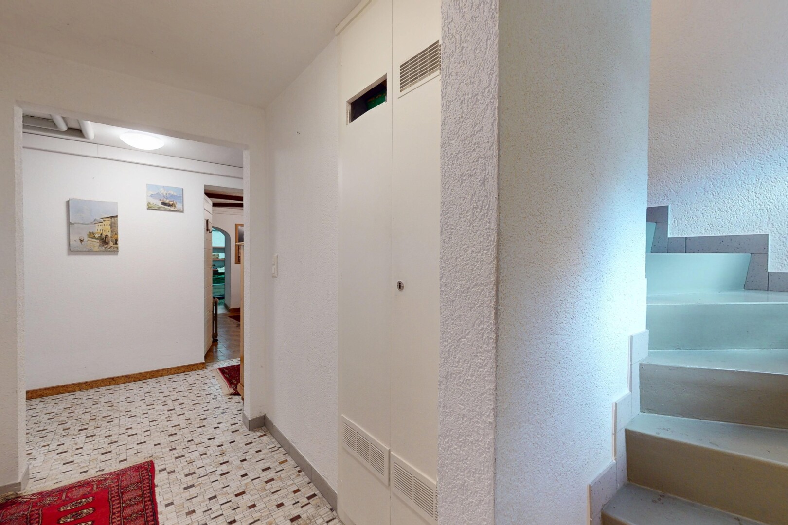 treppe mit lüftungsgitter