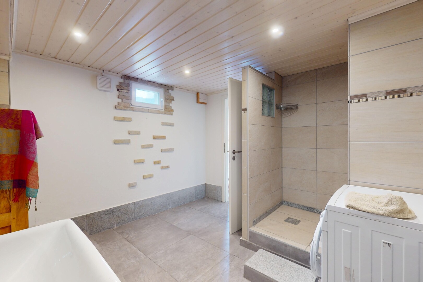 bad mit keller, niedrige decke, fliesenboden, dusche, und einbauleuchten