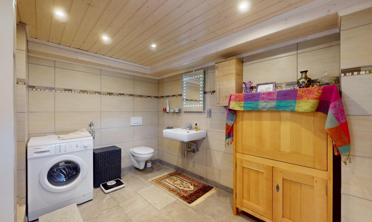bad mit tumbler, toilette, holzdecke, fliesenwand, und waschbecken