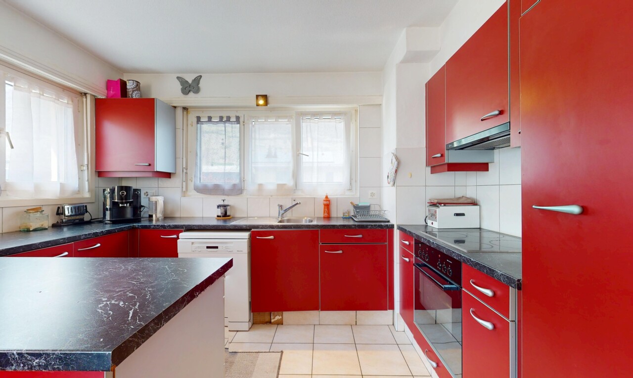 küche mit rote schränke, ofen, geschirrspülmaschine, dunstabzugshaube, und natürliches licht