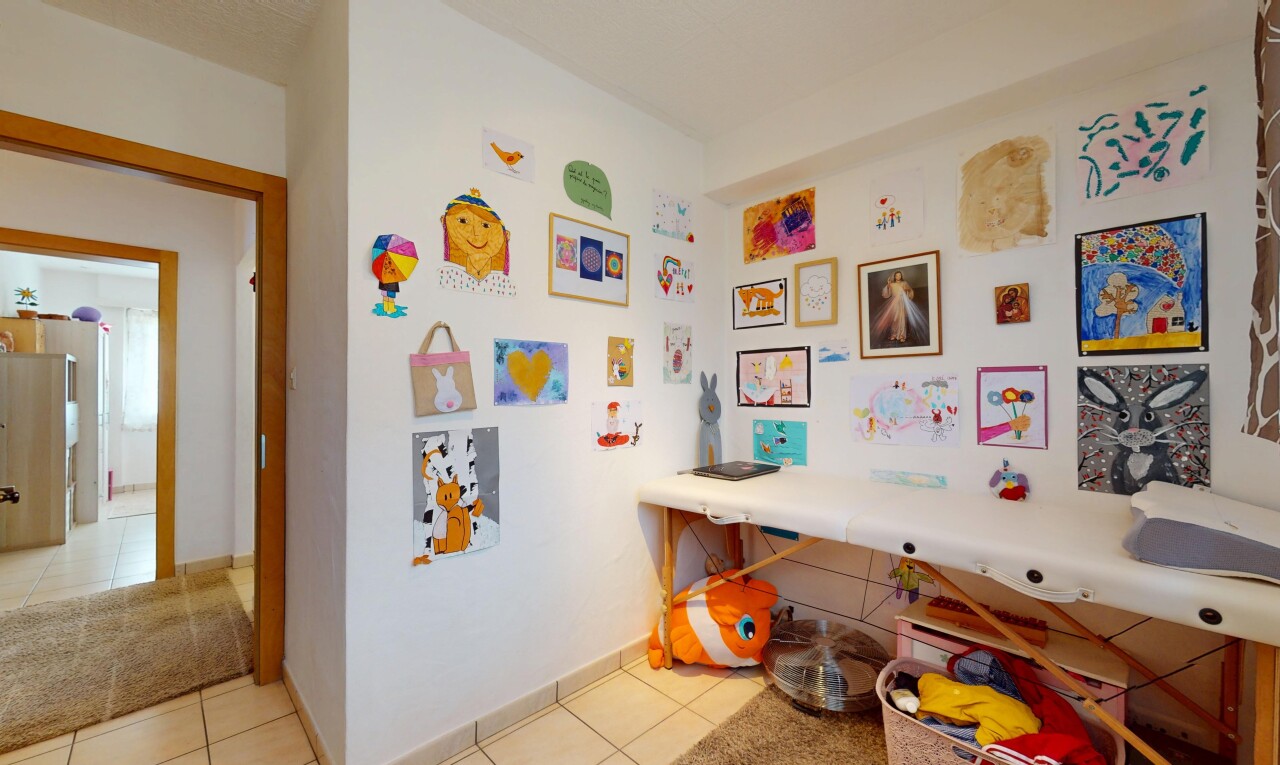 zimmer / schlafzimmer mit fliesenboden, sockelleisten, und gipskartonwand