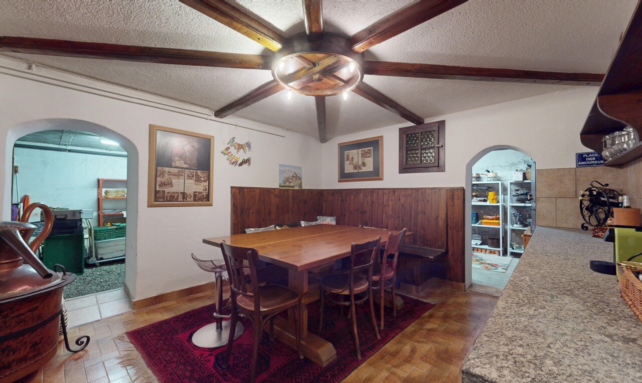esszimmer mit spritzputz decke, gewölbte gehwege, und balkendecke
