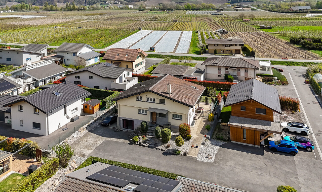 außenansicht mit wohngebietblick, blick auf obstgarten/agrarland, und ländliche aussicht