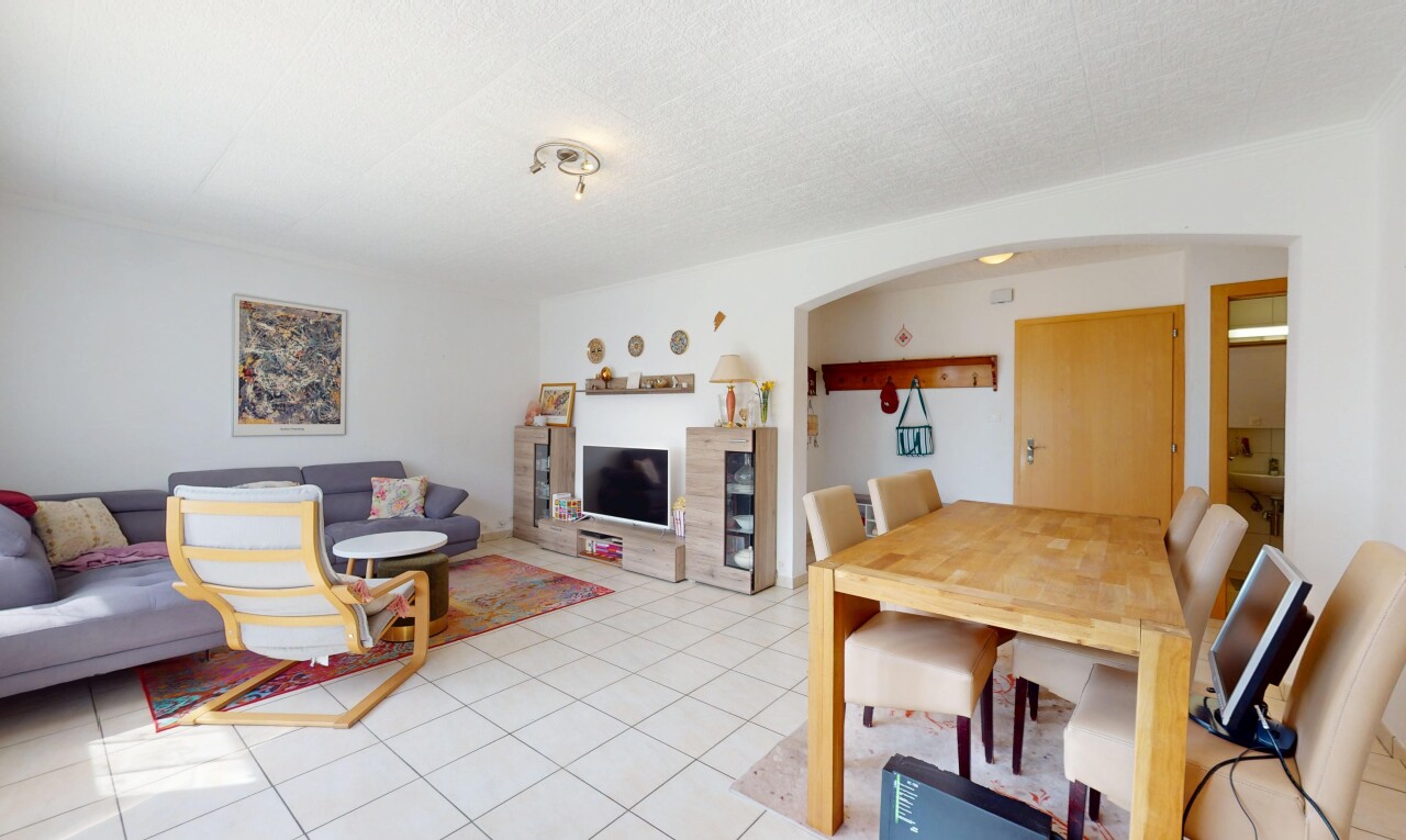 wohn- / esszimmer mit gipskartonwand, fliesenboden, fernseher, und gewölbte gehwege
