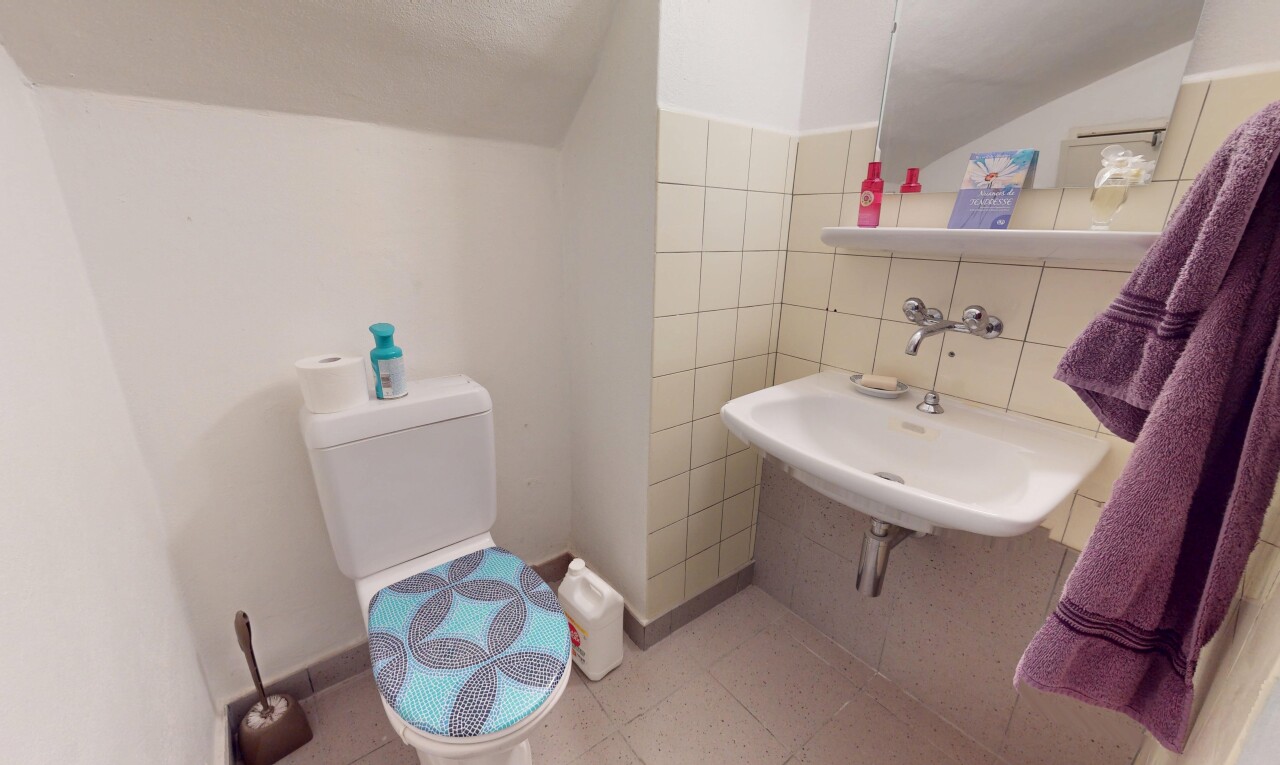 bad mit gäste-wc, gipskartonwand, waschbecken, und fliesenwand