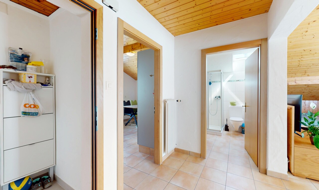 halle / korridor mit holzdecke, kühler, gipskartonwand, und fliesenboden