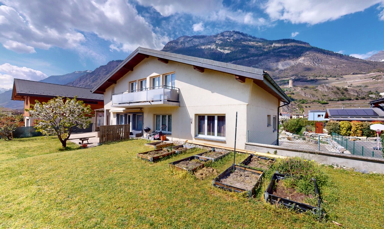 außenansicht mit garten, stuckverkleidung, balkon, rasen, und blick auf die berge