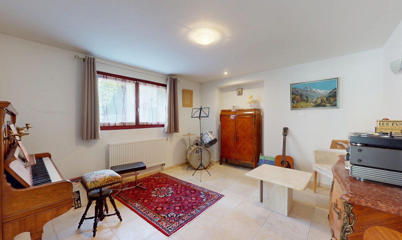 wohnzimmer mit gipskartonwand, fliesenboden, kühler, und natürliches licht