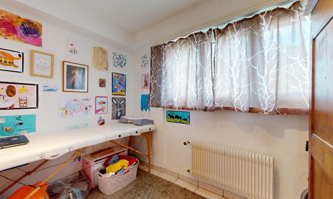 zimmer / schlafzimmer mit kühler, fliesenboden, und gipskartonwand