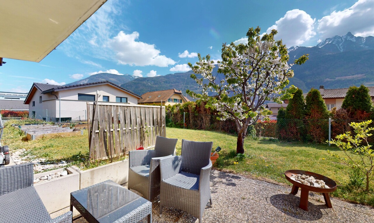 terrasse mit rasen, blick auf die berge, zaun, und terrasse