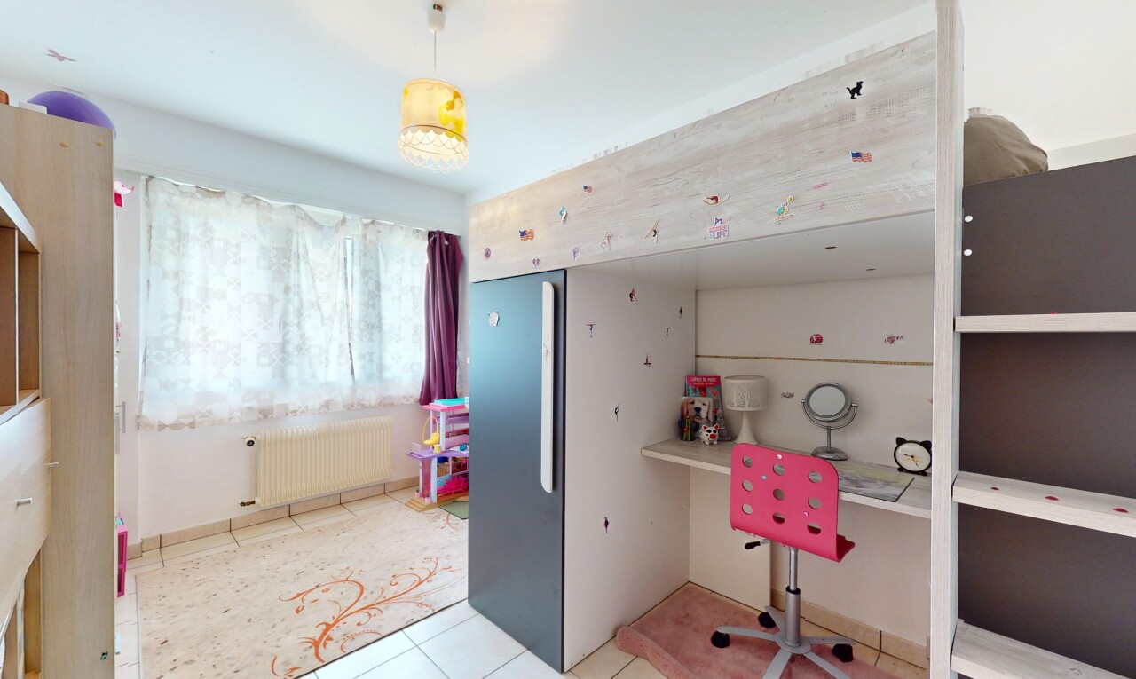 zimmer / schlafzimmer mit natürliches licht, fliesenboden, und kühler
