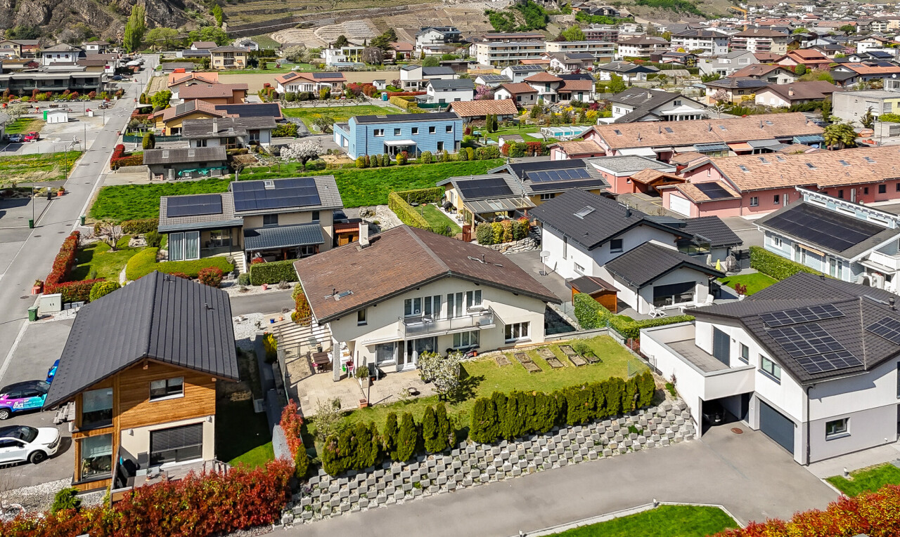 außenansicht mit wohngebietblick, auffahrt, und eingebaute garage