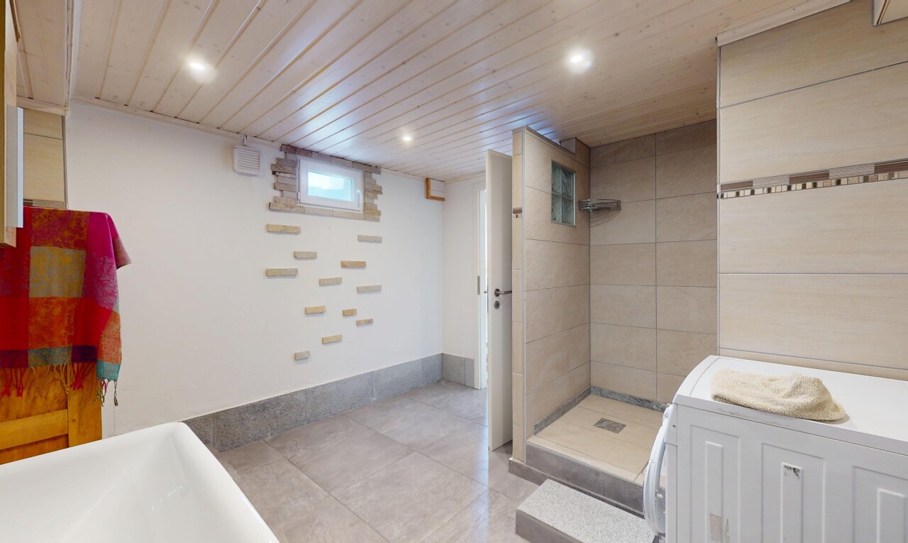 bad mit keller, niedrige decke, fliesenboden, dusche, und einbauleuchten