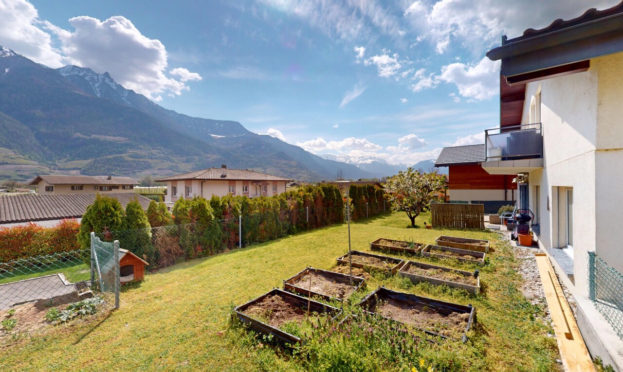 garten mit rasen, garten, zaun, und blick auf die berge