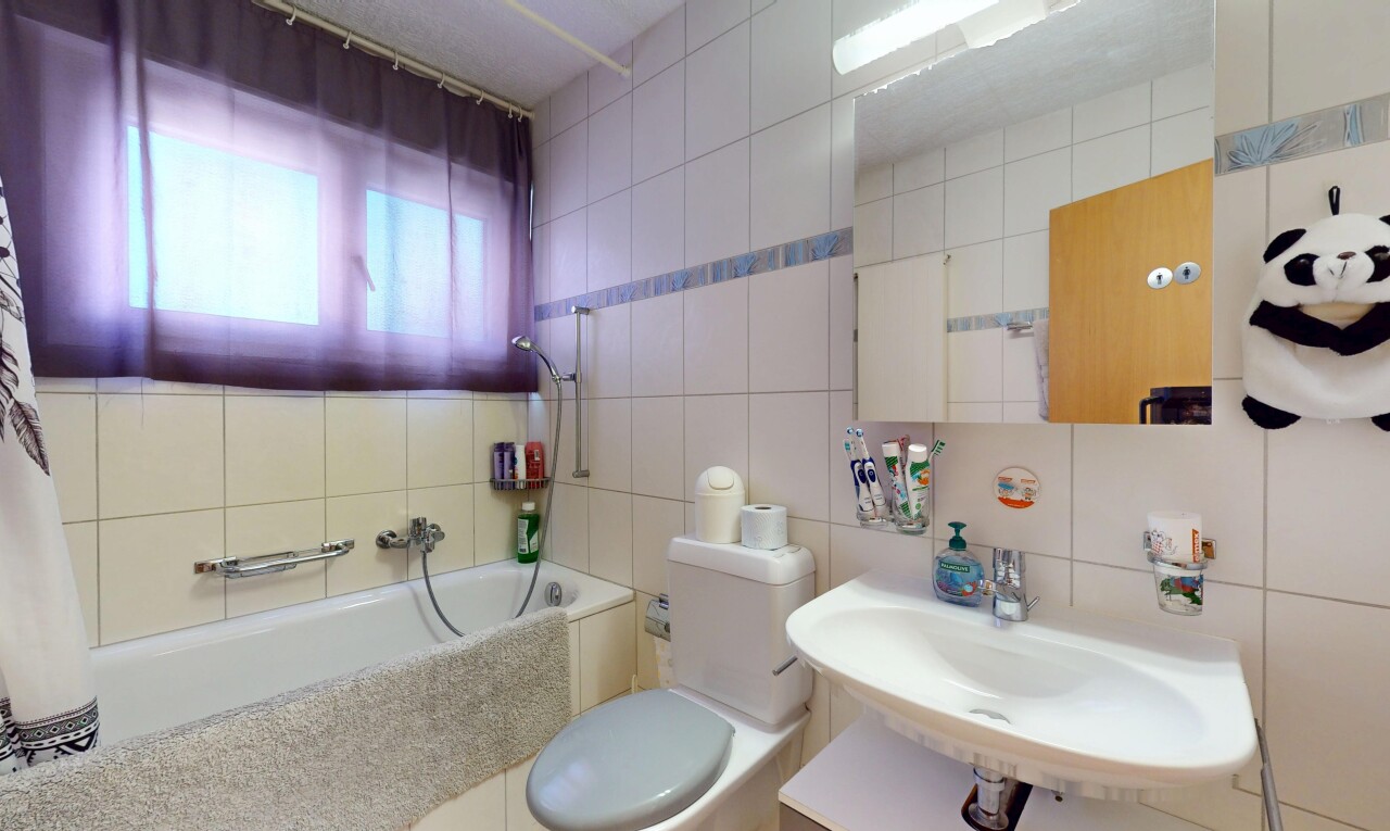 bad mit fliesenwand, waschbecken, natürliches licht, und bad