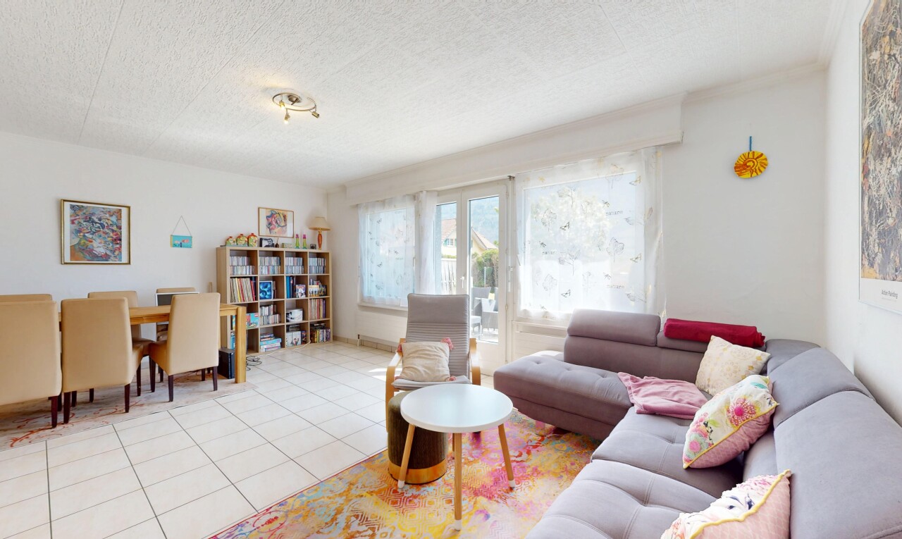 wohn- / esszimmer mit fliesenboden, spritzputz decke, gipskartonwand, und natürliches licht