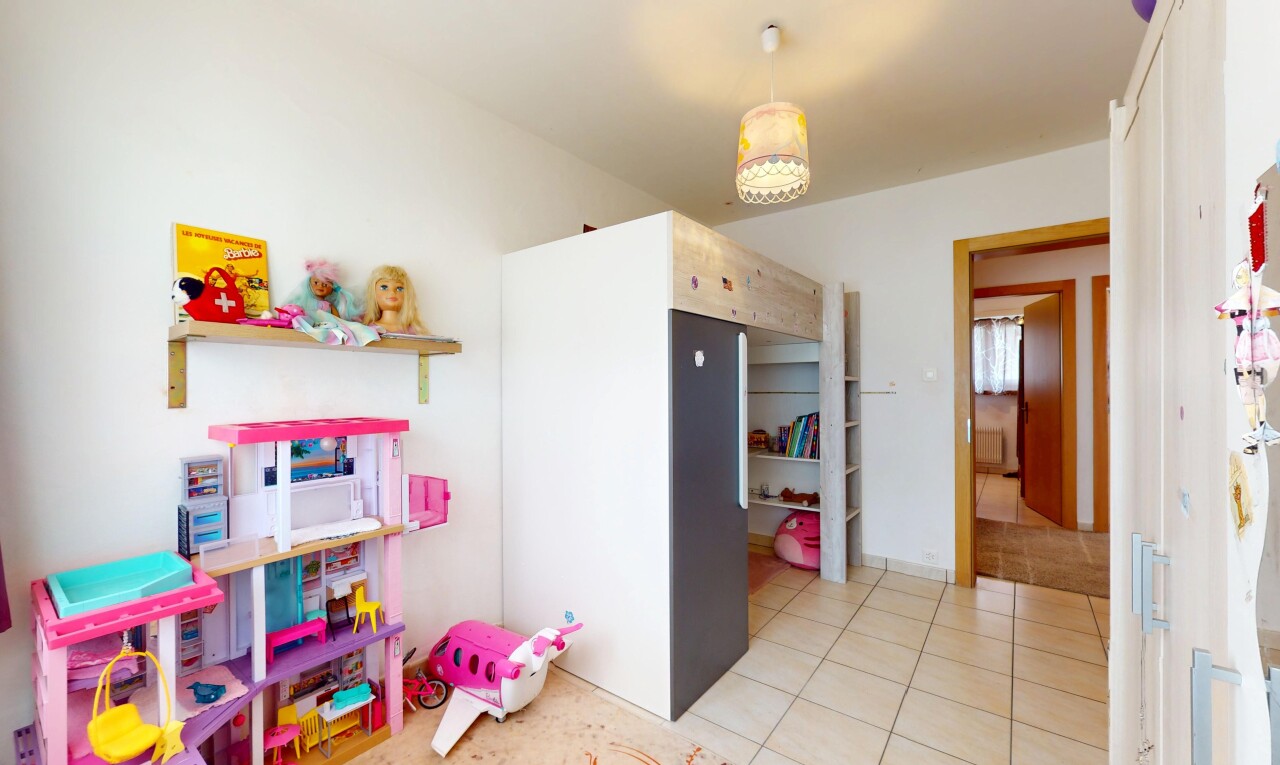 zimmer / schlafzimmer mit gipskartonwand und fliesenboden
