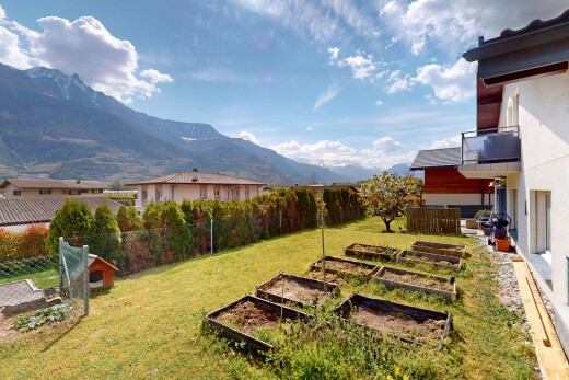 garten mit rasen, garten, zaun, und blick auf die berge