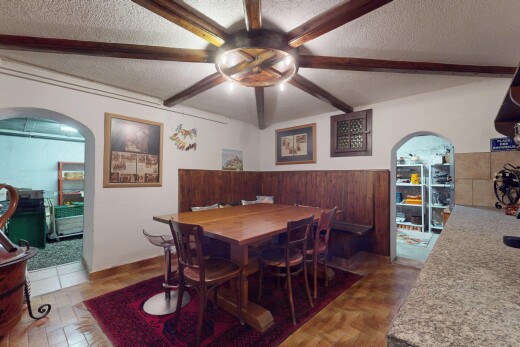 esszimmer mit spritzputz decke, gewölbte gehwege, und balkendecke