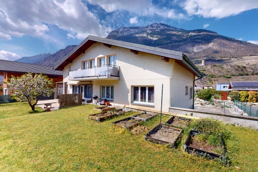 außenansicht mit garten, stuckverkleidung, balkon, rasen, und blick auf die berge
