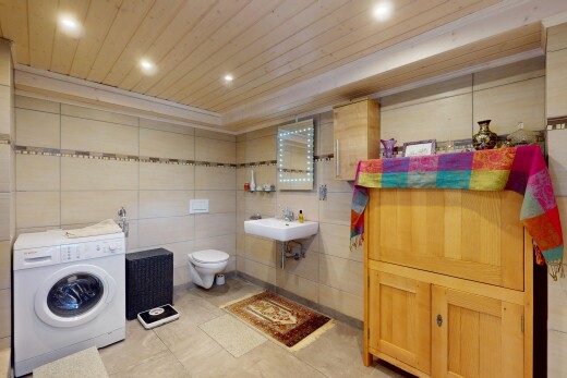 bad mit tumbler, toilette, holzdecke, fliesenwand, und waschbecken