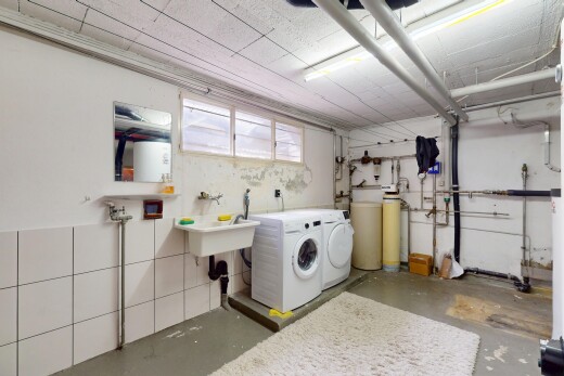 wäschekammer mit natürliches licht, tumbler, wäscherei, wasserenthärter, und waschbecken