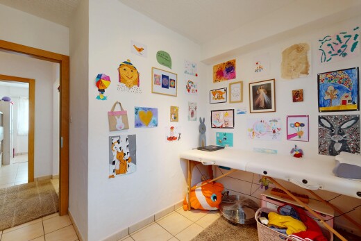 zimmer / schlafzimmer mit fliesenboden, sockelleisten, und gipskartonwand