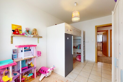 zimmer / schlafzimmer mit gipskartonwand und fliesenboden