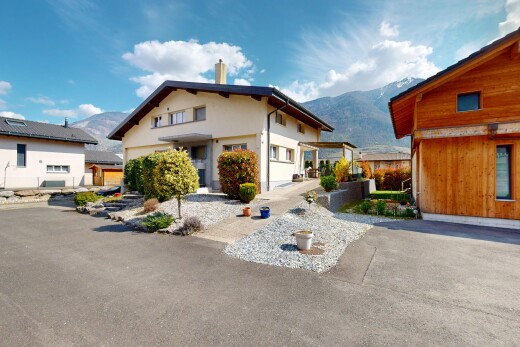 außenansicht mit schornstein und blick auf die berge