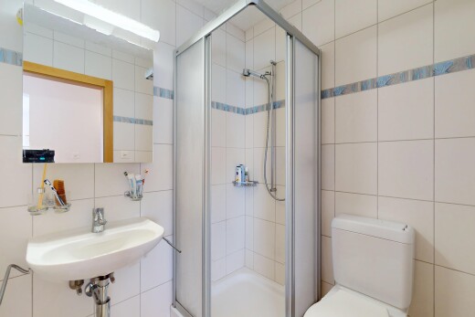 bad mit komplettes badezimmer, dusche, waschbecken, und fliesenwand