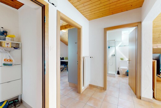 halle / korridor mit holzdecke, kühler, gipskartonwand, und fliesenboden
