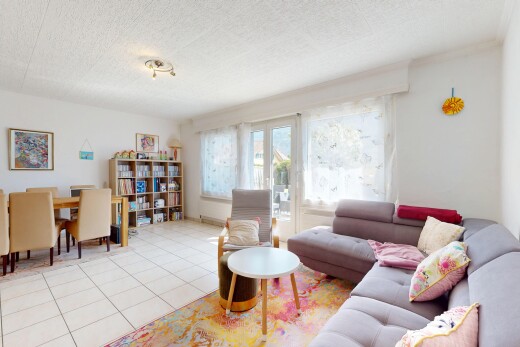 wohn- / esszimmer mit fliesenboden, spritzputz decke, gipskartonwand, und natürliches licht