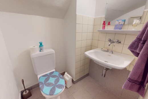 bad mit gäste-wc, gipskartonwand, waschbecken, und fliesenwand