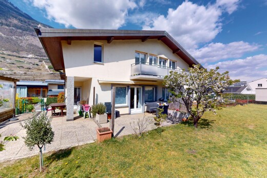 außenansicht mit terrasse, stuckverkleidung, balkon, und rasen