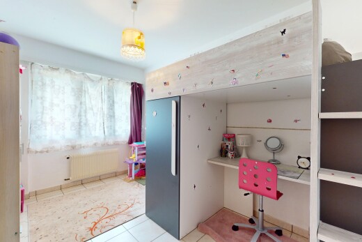 zimmer / schlafzimmer mit natürliches licht, fliesenboden, und kühler