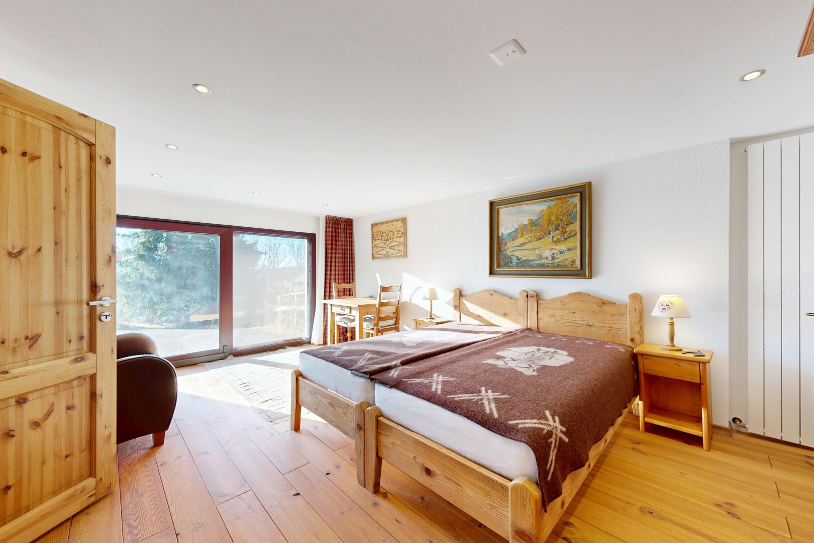 chambre avec accès à l'extérieur, wood finish floor, sol en finition bois, inside property, et drywall