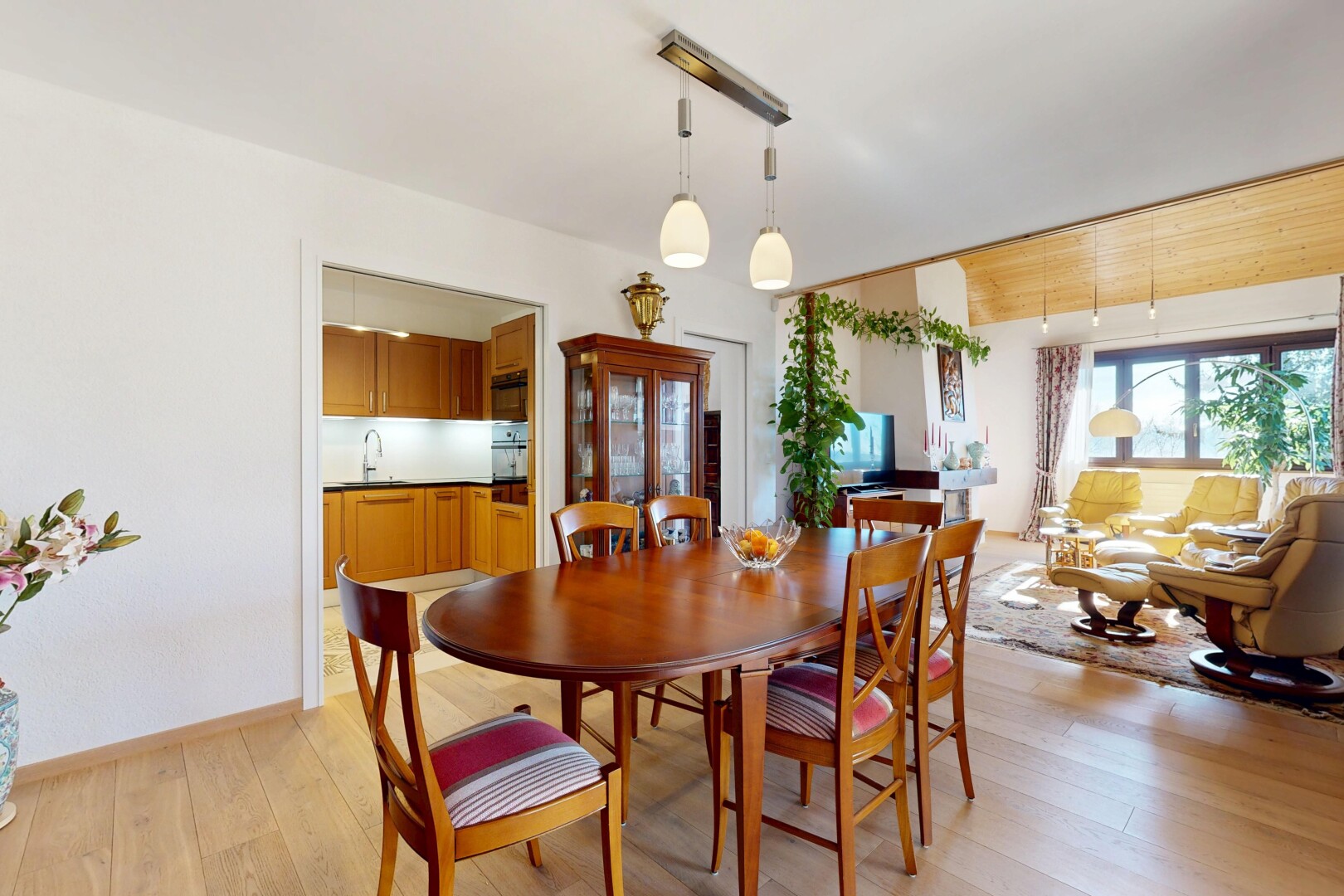 salle à manger avec inside property, wood finish floor, sol en finition bois, drywall, et cloison sèche