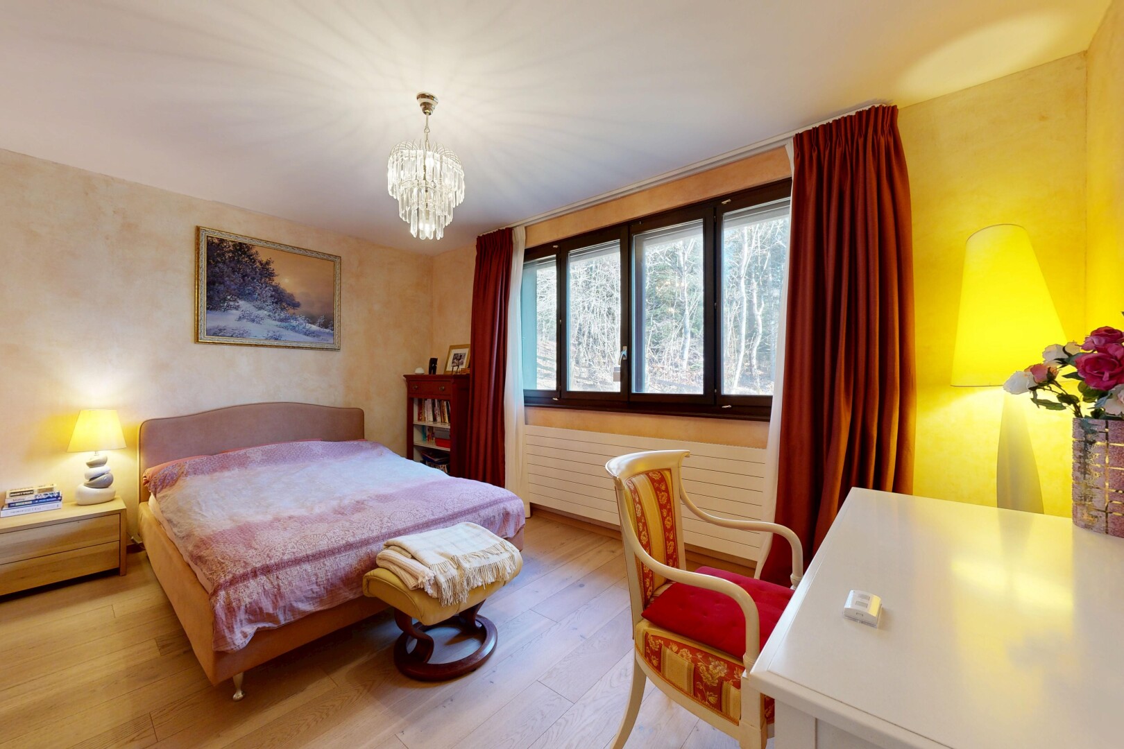 chambre avec wood finish floor, sol en finition bois, lustre remarquable, natural light, et lumière naturelle