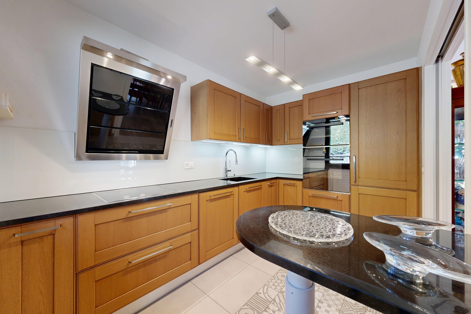cuisine avec light floor, four, dark countertops, tile floor, et sol en carrelage