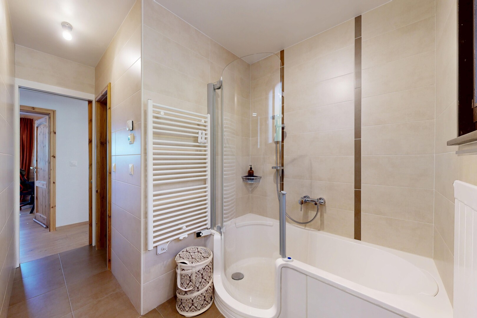 salle de bains avec chauffe-serviettes, salle de bain complète, radiateur, inside property, et tile floor